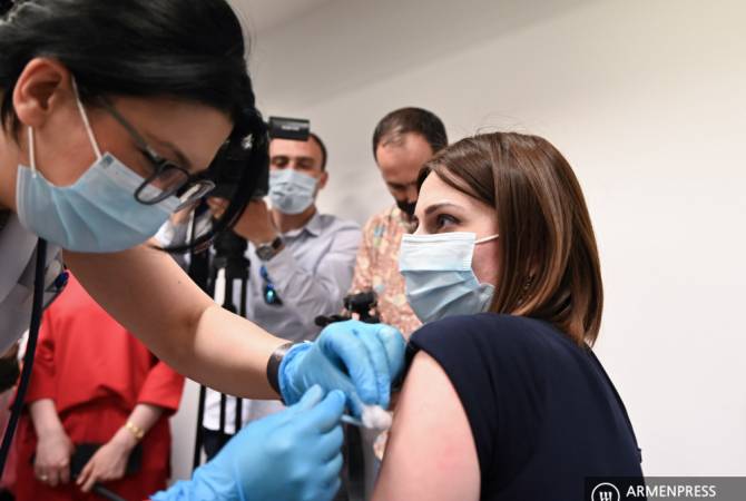 Тигран Авинян и Анаит Аванесян вакцинировались против коронавируса вакциной 
AstraZeneca

