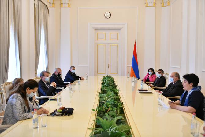 الرئيس أرمين سركيسيان يستقبل وفداً برلمانياً فرنسياً برئاسة نائب رئيس مجموعة الصداقة الأرمينية 
الفرنسية جاي تيسيير