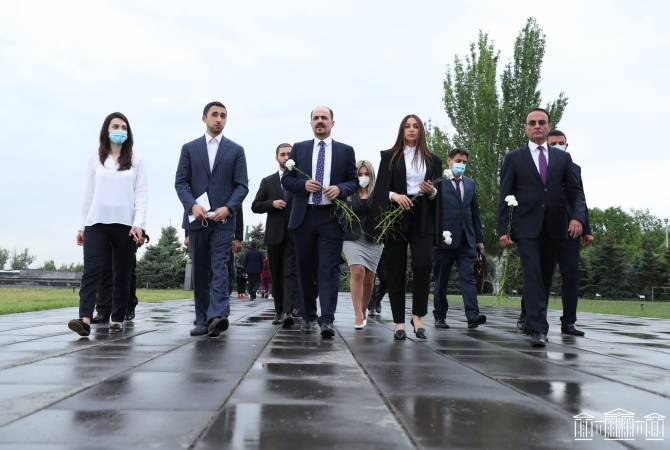 Des législateurs irakiens visitent le Mémorial du génocide arménien à Erevan

