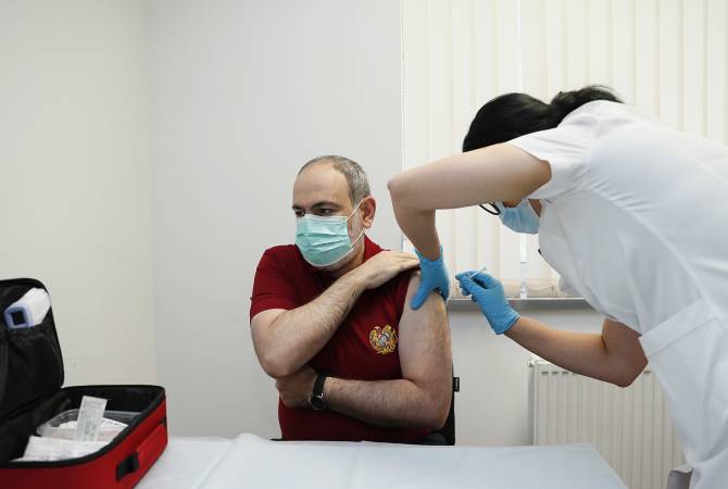 رئيس الوزراء بالإنابة نيكول باشينيان وزوجته آنا هاكوبيان يأخذان لقاح ضد فيروس كوفيد-19