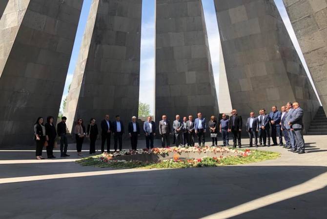 Արցախի ԱԺ պատվիրակությունը հարգանքի տուրք է մատուցել Հայոց ցեղասպանության 
զոհերի հիշատակին 
