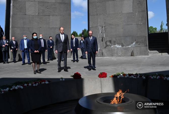 وزير الخارجية الروسي سيرغي لافروف يزور النصب التذكاري تسيتسيرناكابيرد في يريفان ويكرّم ذكرى 
شهداء الإبادة الأرمنية 