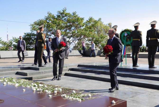 Այվազյանն ու Լավրովը ծաղիկներ են խոնարհել Հայրենական մեծ պատերազմի զոհերին 
նվիրված անմար կրակի մոտ