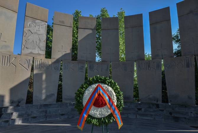 رئيس الجمهورية أرمين سركيسيان يبعث زهور للمقبرة العسكرية-ييرابلور- لإحياء ذكرى الشهداء 