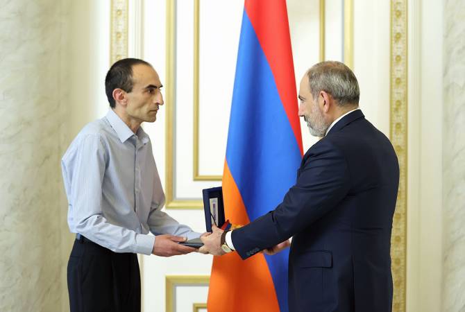 Nikol Pashinyan a remis la médaille de la Patrie décernée à Arkady Ter-Tadevosyan, à son fils, 
Hayk Ter-Tadevosyan
