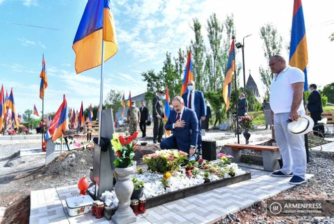 Nikol Pashinyan rend hommage à la mémoire des héros martyrisés à Yerablur