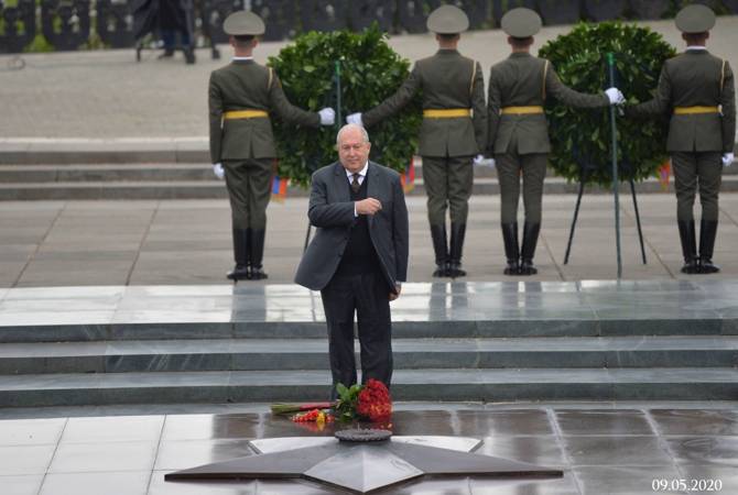 От имени президента Армении  в пантеоне  Ераблур  возложили венок: он направил 
послание по случаю Дня Победы и Мира