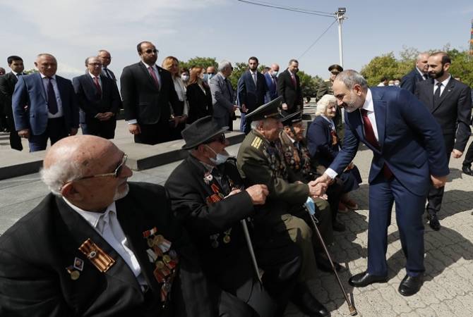باشينيان يزور حديقة النصر في يريفان ويهنّئ كبار المقاتلين والأبطال الأرمن في الحرب العالمية الثانية 
ويكرّم ذكرى الشهداء