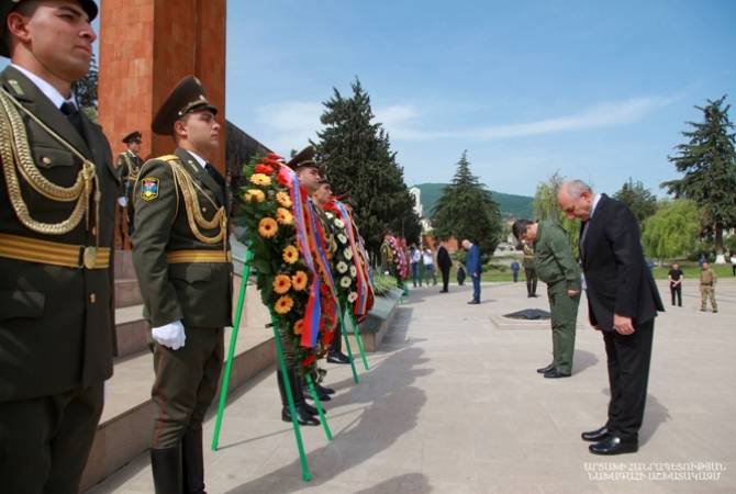 Араик Арутюнян, Бако Саакян и Аркадий Гукасян посетили Степанакертский мемориал