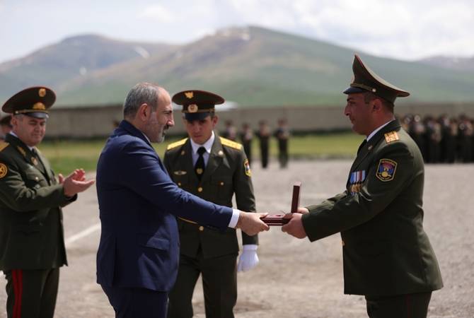 Nikol Pashinyan a remis des récompenses d'État  à plusieurs militaires