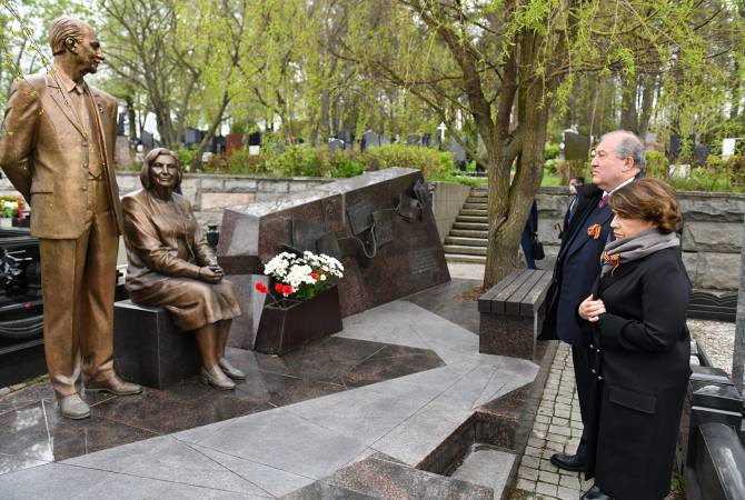 الرئيس سركيسيان والسيدة عقيتله يضعان الزهور على قبر الجواسيس الأسطوريون للاتحاد السوفيتي 
كيفورك وكوهار فاردانيان بموسكو