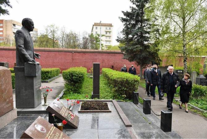 بيوم النصر بالحرب العالمية ال2 الرئيس أرمين سركيسيان يكرّم ذكرى أبطال الاتحاد السوفيني الأرمن في 
موسكو