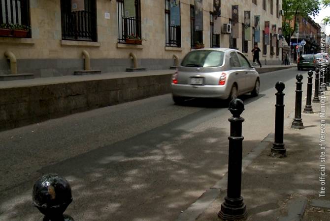 Тротуары - пешеходам: в Ереване началась установка специальных заграждений


