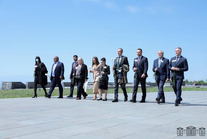 Les délégués de l'Assemblée parlementaire de la Francophonie visitent le Mémorial du génocide 
arménien à Erevan

