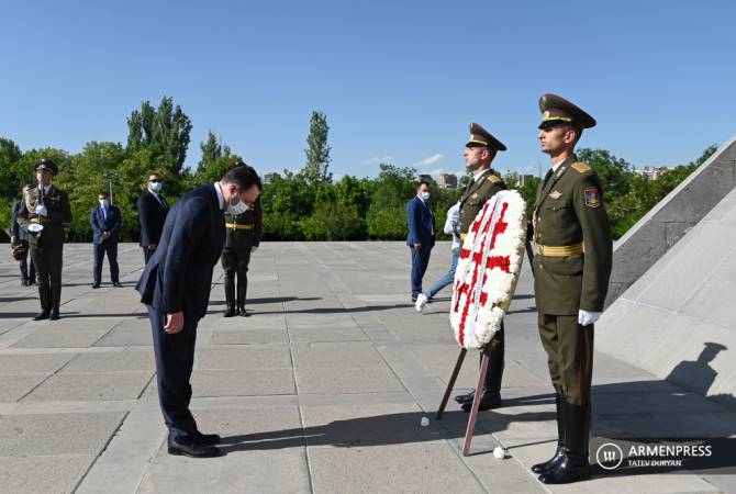رئيس وزراء جورجيا إيراكلي غاريباشفيلي يزور تسيتسرناكابيرد بيريفان ويكرّم ذكرى شهداء الإبادة الأرمنية