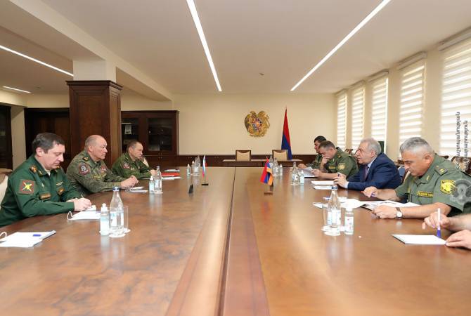 Armenian caretaker defense minister, Commander of Russian Southern Military District discuss 
situation in Syunik