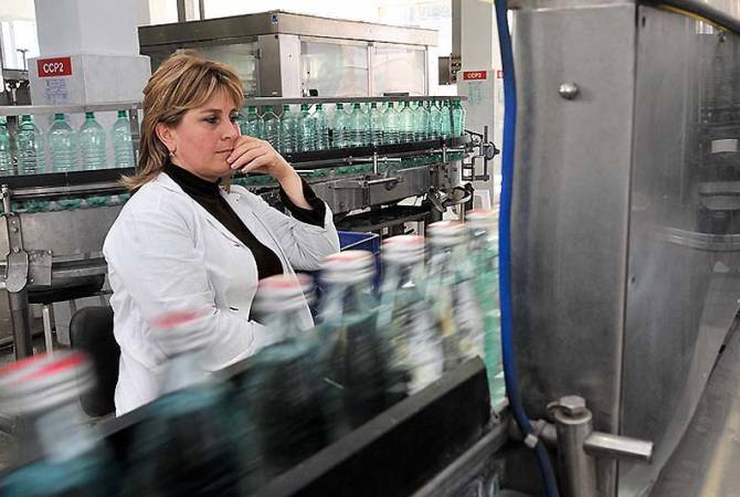 В Грузии работники завода "Боржоми" потребовали повысить зарплаты