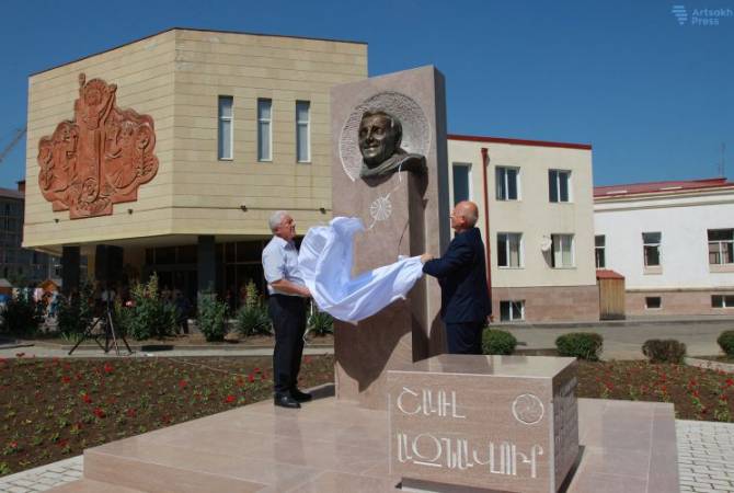 افتتاح التمثال النصفي للمغني الفرنسي الأرمني الكبير شارل أزنافور في عاصمة آرتساخ ستيباناكيرت