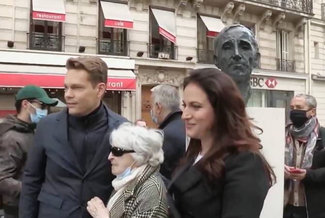 В Париже установлен  бюст Шарля Азнавура