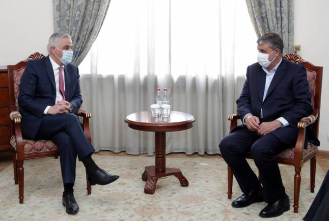 Армения не обсуждала и не будет обсуждать вопросы по «коридорной» логике: Григорян 
иранскому министру


