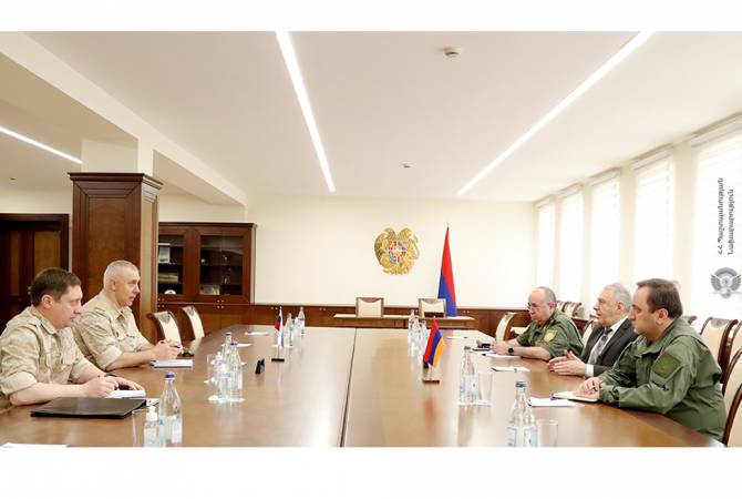  وزير الدفاع الأرميني المؤقت فاغارشاك هاروتيونيان يستقبل قائد قوات حفظ السلام الروسية في آرتساخ