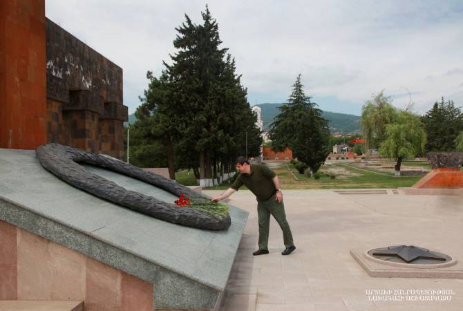 А. Арутюнян на Городском мемориале Степанакерта и у танка-памятника Шуши воздал 
дань памяти героев

