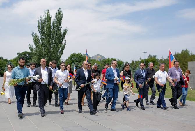  Члены партии «Просвещенная Армения» посетили могилу Национального героя Армении 
Мовсеса Горгисяна

 