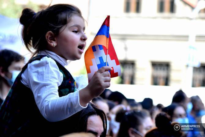 Аппарат президента направил около 28 млн драмов на нужды 73 перемещенных в 
Армению арцахских семей


