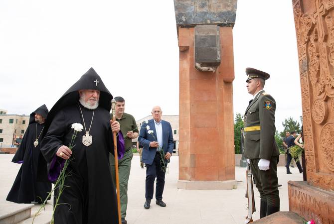 Католикос Всех Армян посетил в Степанакерте братское кладбище, помолился за упокой 
душ погибших

