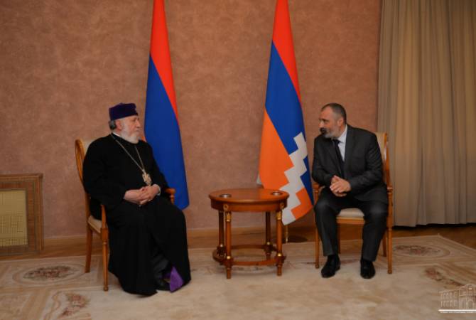وزير خارجية آرتساخ دافيت بابيان يستقبل قداسة كاثوليكوس عموم الأرمن كاركين الثاني في ستيباناكيرت