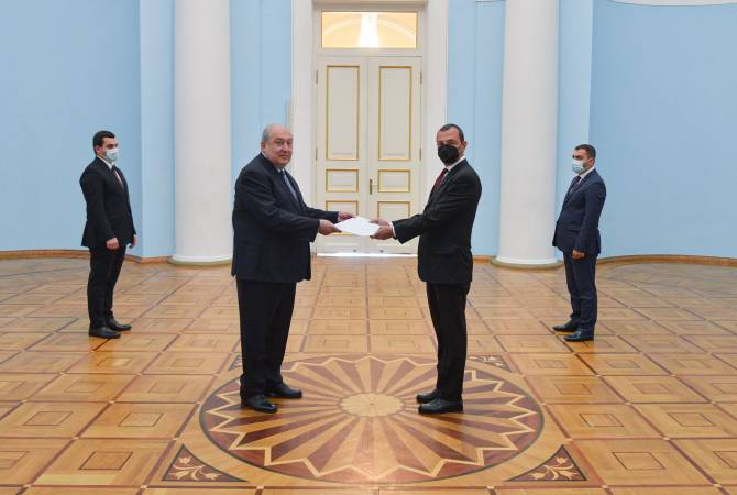 Le nouvel Ambassadeur d'Italie présente ses lettres de créance au Président arménien