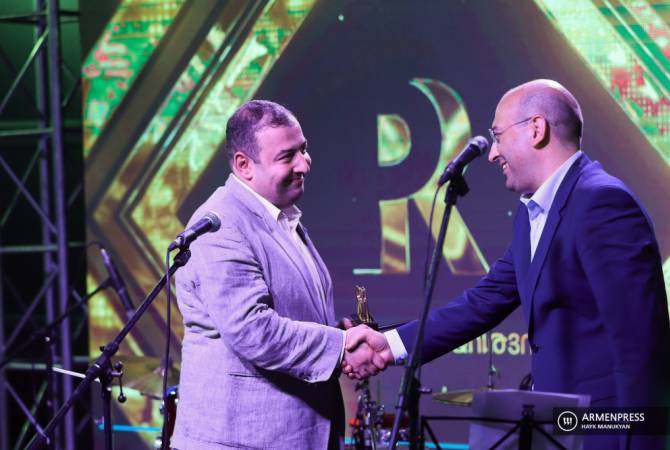 Директор “Арменпресс” вручил премию победителю в номинации “PR-событие года”

