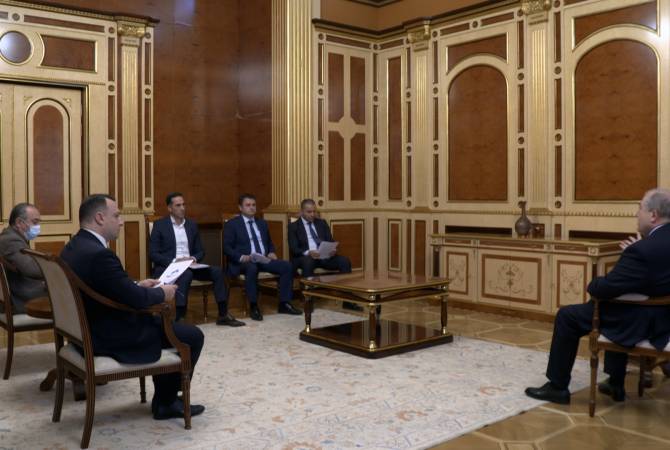 الرئيس سركيسيان يلتقي وزير تصريف الأعمال بالحكومة الأرمينية للصناعات التكنولوجية العالية ووزير 
الاقتصاد