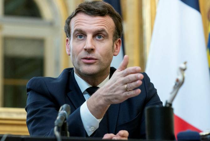 Emmanuel Macron giflé,  deux personnes interpellées