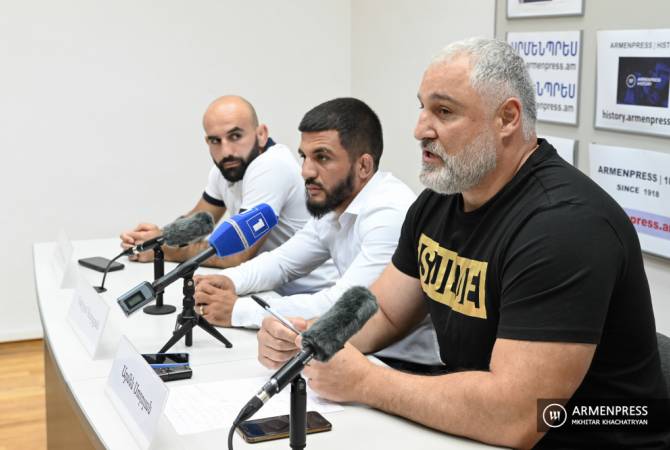  Варшам Геворгян во время боя с азербайджанским спортсменом ожидает поддержки 
армянских болельщиков