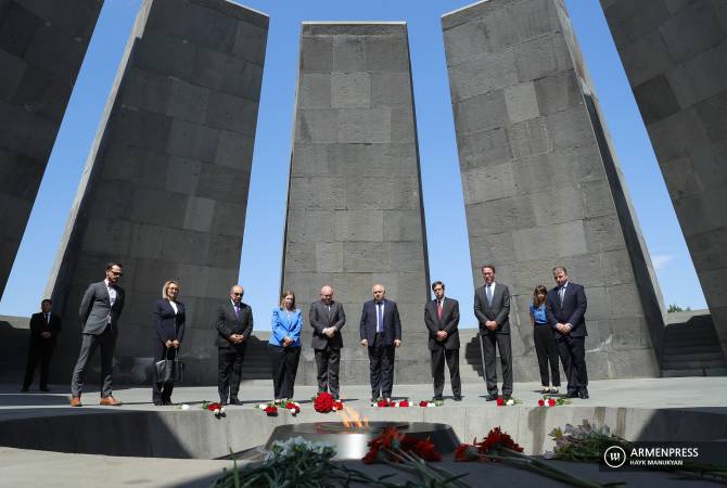 مساعد وزيرة الخارجية الأمريكية للشؤون الأوراسية فيليب يزور تستسرناكابيرد ويكرّم ذكرى ضحايا الإبادة 
الأرمنية