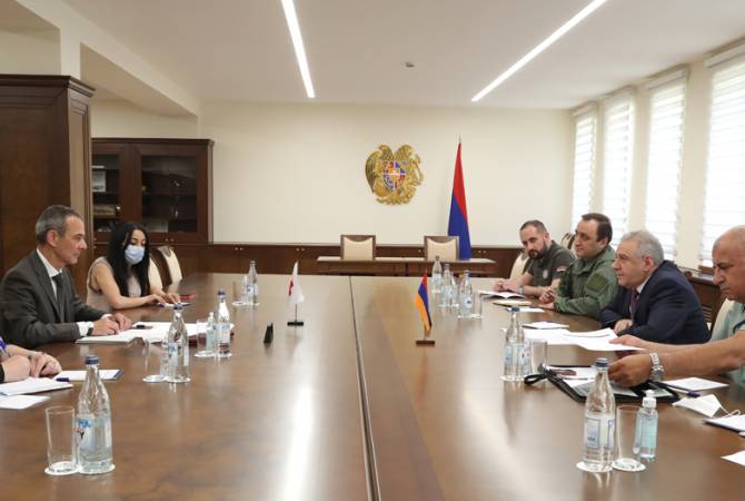 وزير الدفاع الأرميني فاغارشاك هاروتيونيان يستقبل وفد اللجنة الدولية للصليب الأحمر بأرمينيا ويبحث 
مسالة تحرير أسرى الحرب 