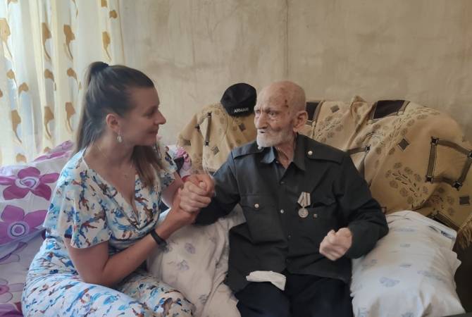 Ռուսաստանի օրվա առթիվ Ռուսական տունը Երևանում անակնկալ է մատուցել 98-ամյա 
արցախցի վետերանին 