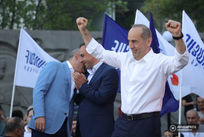 Paix digne en Arménie : Robert Kocharyan présente un programme préélectoral aux habitants 
d'Etchmiadzine