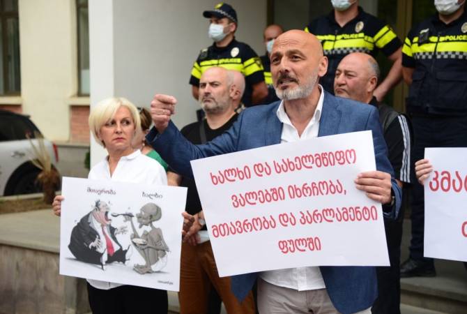 В Тбилиси протестуют против повышения тарифа на свет, газ и воду