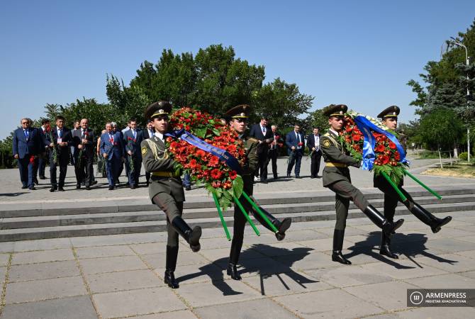 Des observateurs de la CEI déposent des fleurs à la flamme éternelle du monument de la Mère 
Arménie à Erevan