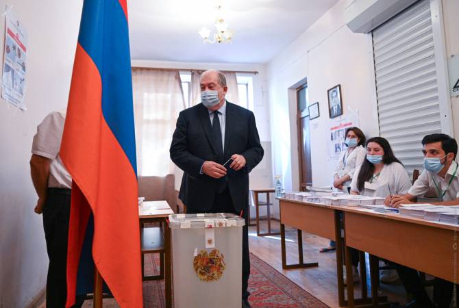 رئيس الجمهورية أرمين سركيسيان يدلي بصوته في الانتخابات البرلمانية الأرمينية المبكرة