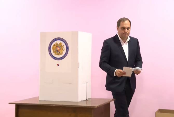 Лидер партии «Пробуждение» Ара Зограбян проголосовал за формирование 
национальной власти

