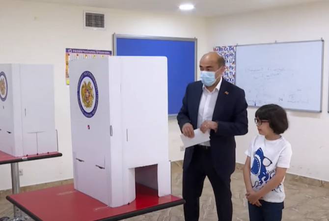 Эдмон Марукян проголосовал за восстановление мира в стране

