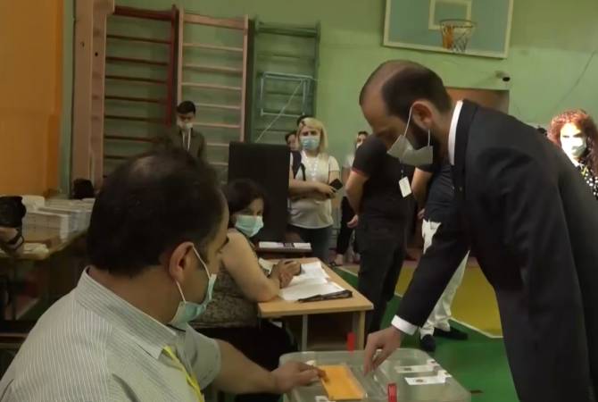 Le Président de l’Assemblée nationale vote aux élections législatives anticipées