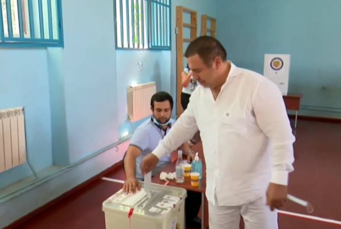 Gagik Tsarukyan casts vote 