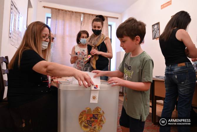 Перед этими выборами резко возросло число заявлений на получение гражданства 
Республики Армения

