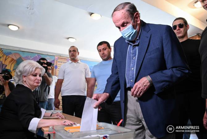 Levon Ter-Petrosyan casts vote