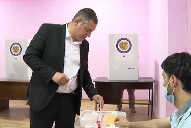 Тигран Уриханян призвал ответственных лиц внимательнее проследить процесс подсчета 
голосов

