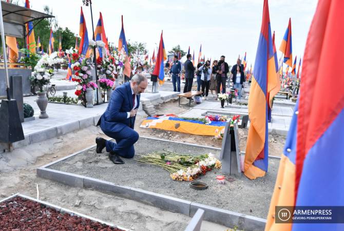 Pashinyan rend hommage aux militaires tombés au combat au Panthéon militaire de Yerablur